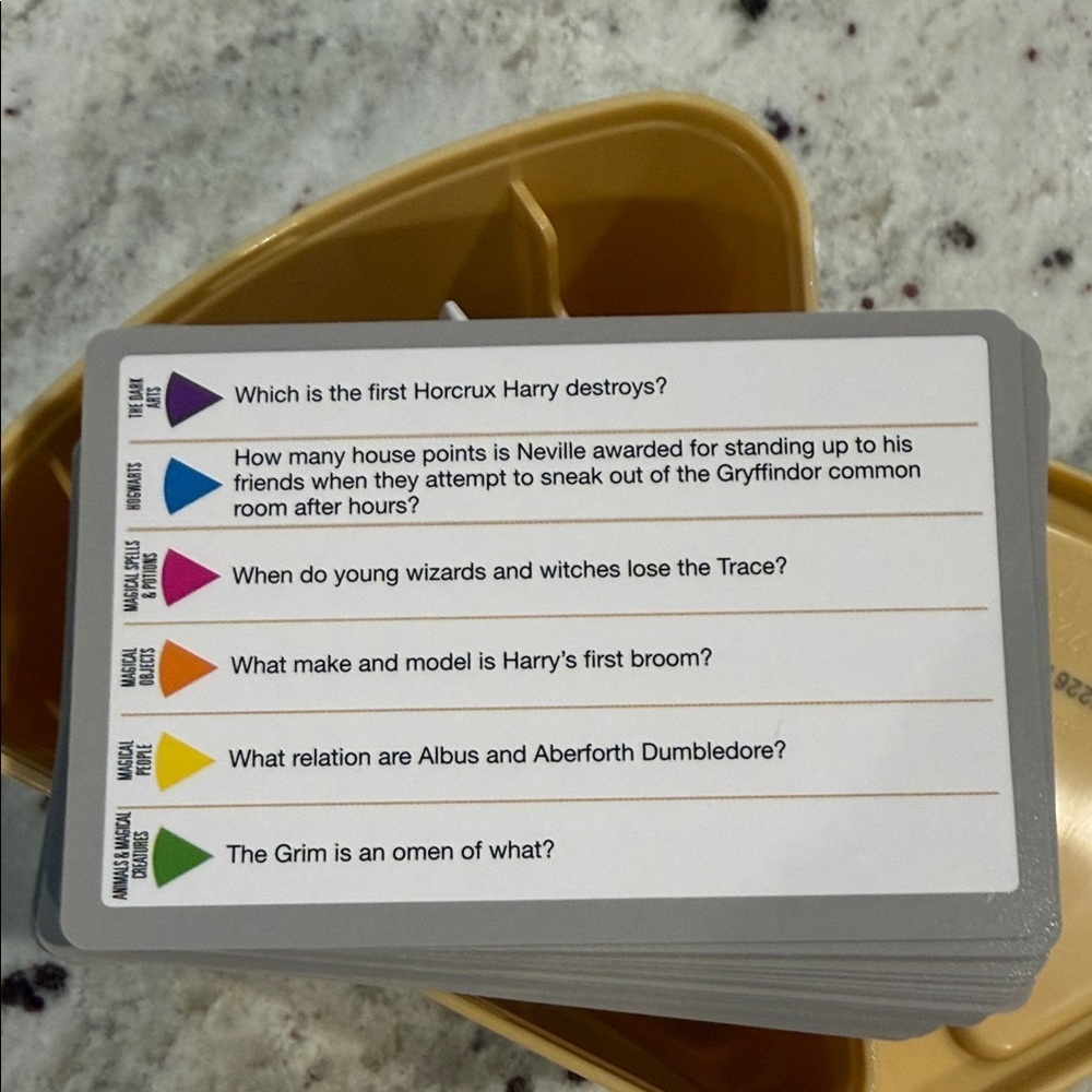 Trivial Pursuit Harry Potter Card Game - Yellow - Picture 5 of 7